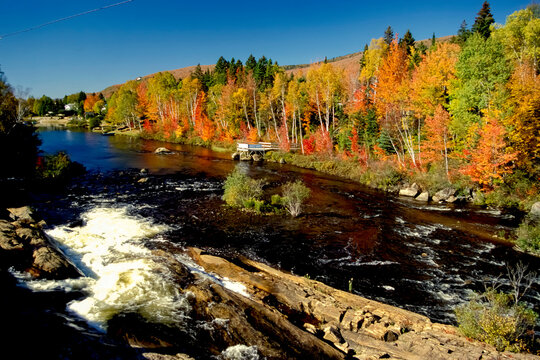 Paysage avec rivière durant l'été indien couleur et ciel bleu au Québec Canada en Amérique du Nord