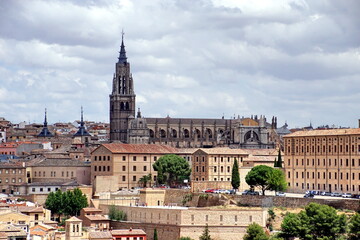 Fototapeta na wymiar Panoramic view of the cathedral of toledo and adjacent housing community of castilla la mancha spain