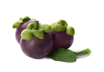 Obraz premium Fresh mangosteen fruits with green leaves on white background
