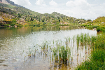 Obraz premium un lac de montagne dans les Alpes. Un paysage de lac de montagne.