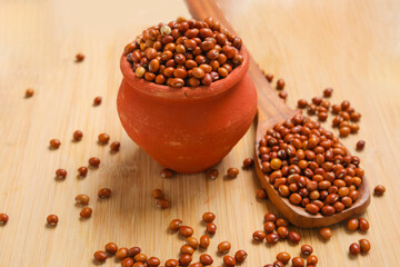 Pigeon pea in bowl on wooden board.