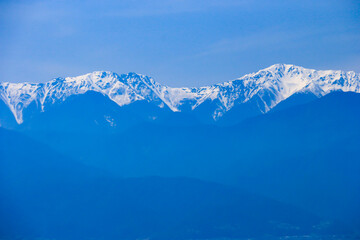 勝沼町から甲府盆地越しに南アルプス（北岳、間ノ岳）を望む、山梨県、甲州市、勝沼町、日本