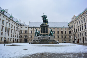 Fototapeta na wymiar Kaiser-Franz-Denkmal in der Hofburg Wien im Winter, Österreich