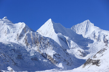 Fototapeta na wymiar Beautiful snow mountain and glacier landscape