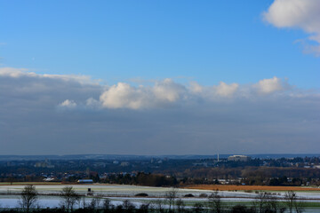 Fototapeta na wymiar Schweinfurt im Winter Panorama, Blick von Sennfeld, Franken, Bayern, Deutschland