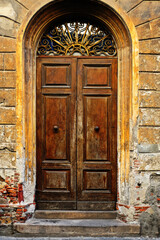 Fototapeta na wymiar Ancient beauty of Italian doors