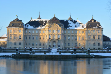 Obraz premium Schloß Werneck bei Schweinfurt im Winter mit Schnee und blauem Himmel, Franken, Bayern Deutschland