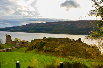 Loch Ness mit Urquhart Castle in Schottland