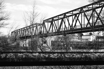Eisenbahnbrücke aus Stahl in Schweinfurt über den Main schwarz-weiß