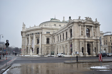 Fototapeta na wymiar Burgtheater im Winter bei Schnee, Wien, Österreich