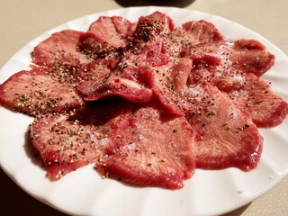焼肉屋の新鮮な厚切り牛タン（昔ながらの店）/beef tongue