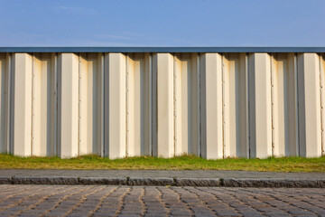 Flutschutzwand an Kopfsteinpflasterstraße Detail