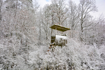 Hochsitz im Wald im Winter bei Schnee