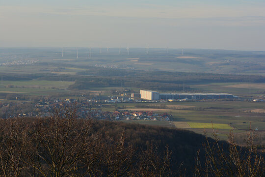 Panorama mit Weitblick &uuml;ber Donnersdorf vom Zabelstein bei Schweinfurt in Franken, Bayern, Deutschland