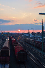 Zwei Güterzüge stehen im Güterbahnhof im Hauptbahnhof in Schweinfurt, mit Sonnenuntergang am...