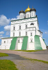 Fototapeta na wymiar Holy Trinity Cathedral in Pskov. One of the oldest sights in Russia.