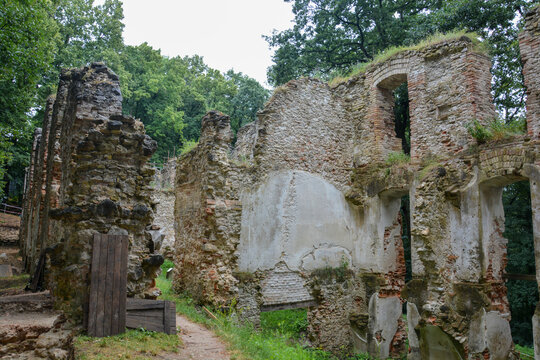 Alte Burgmauer der Ruine Katarinka St. Katharein bei Dobra Voda in der Slowakei