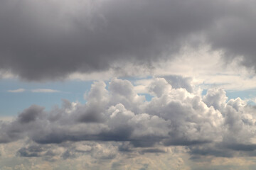 Obraz premium Sky with heavy rainy clouds on grey day