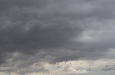 Obraz premium Sky with heavy rainy clouds on grey day