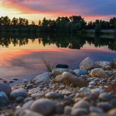 Sonnenuntergang mit Spiegelung im See in Horna Streda in der Slowakei