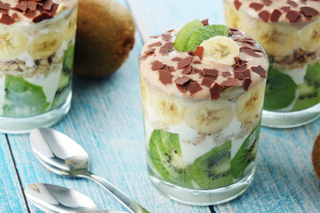 Trifle desserts with bananas, kiwi and yogurt