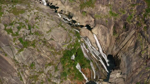 Cascada entre las rocas con dron