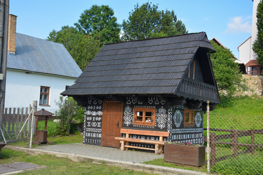 Traditoniell Bemalte Holzhäuser im Sommer in Cicmany, Slowakei