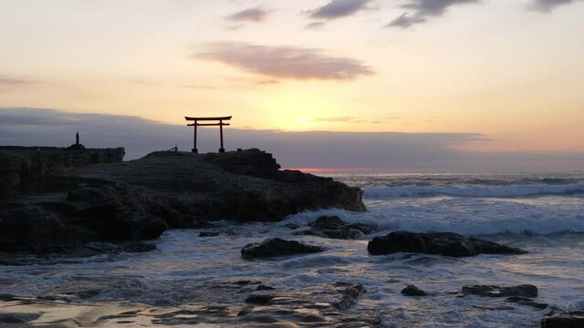 朝日を浴びる鳥居と海岸（下田市白浜神社）