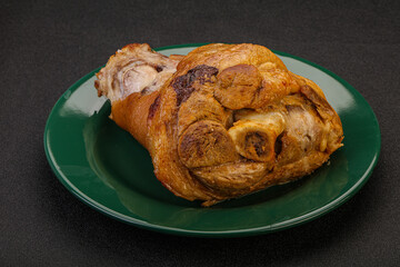 Baked pork knuckle with spices