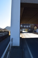 Hauptstraße führt durch die Oberburg Kobern-Gondorf, März mit kahlen Bäumen