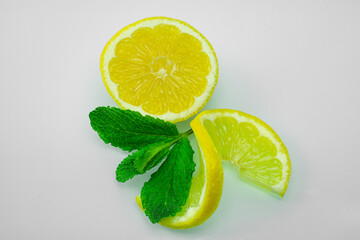 Lemon slices and mint