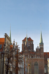 Fototapeta na wymiar Bazylika Mariacka i kolorowe kamienice Gdańsk