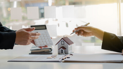 A real estate agent advises clients to buy or rent a real estate house to transfer the right to...