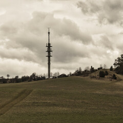 Obraz premium Sendeanlage auf dem Cospoth bei Jena mit Wanderpfad im Vordergrund, weite Hügellandschaft im Saaletal, Thüringen