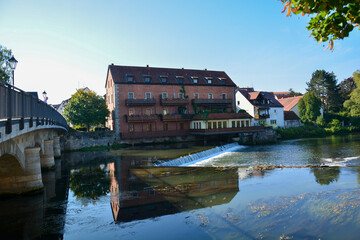Staustufe der Pegnitz mit Jungmühlhof bei Lauf an der Pegnitz in Mittelfranken, Bayern,...
