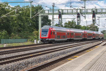 Obraz premium Ein Personenzug fährt durch einen Bahnhof ohne Halt