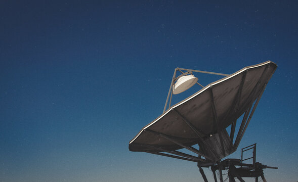 Antena parab&oacute;lica com c&eacute;u azul de fundo