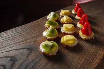 Pasticceria mignon con frutta fresca
