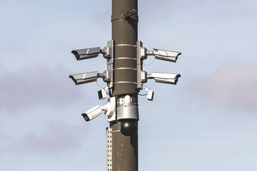 Obraz premium AI security surveillance cameras in city