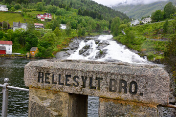 Hellesyltfossen Wasserfall in Hellesylt in Norwegen, Schriftzug auf einem Brückenpfeiler aus Stein