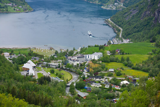 Panorama-Aussicht auf Geiranger mit dem Geiranger Fjord in Norwegen, ohne Kreuzfahrtschiff