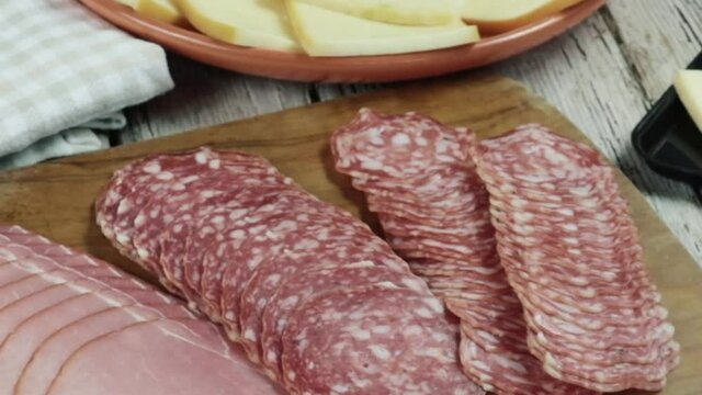 fromage &agrave; raclette et charcuterie sur une table