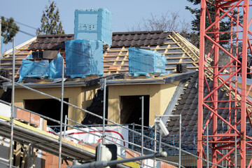 Naklejka premium dach wird an einem neubau gedeckt