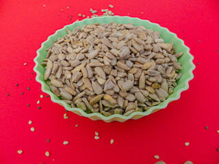 Sunflower seeds in green silicone mould - Pipas de girasol en molde de silicona verde