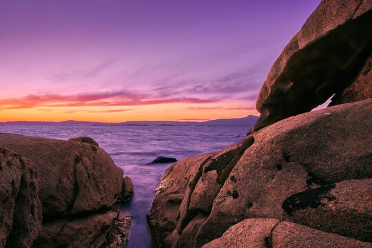 Hermoso atardecer sobre el mar en el parque natural de carreir&oacute;n en illa de arousa