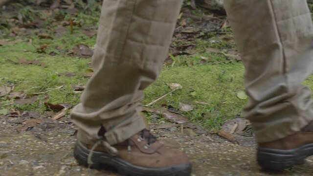 Close de botas caminhando na floresta / Close-up of boots walking in the forest