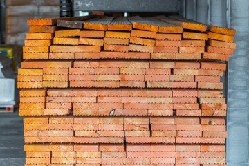 Stapel mit Holzbrettern