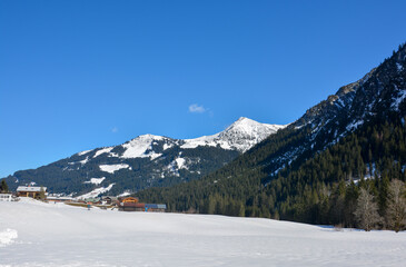 Fototapeta na wymiar Blick auf die Kanzelwand im Winter bei Oberstdorf und Riezlern