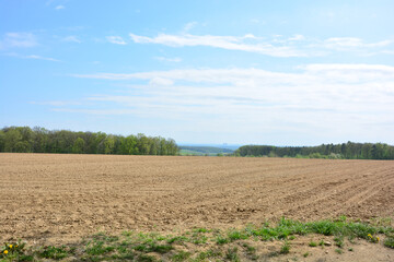 Fototapeta na wymiar Acker Feld in Franken mit blauem Himmel