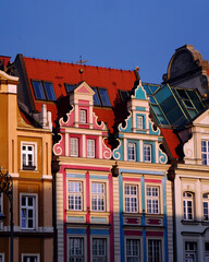 Kolorowe budynki na rynku starego miasta